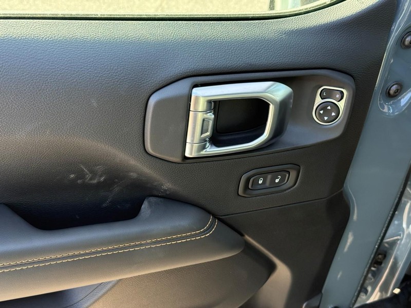 Jeep Wrangler Vehicle Full-screen Gallery Image 10