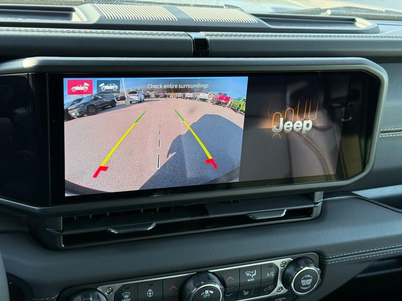 Jeep Wrangler Vehicle Full-screen Gallery Image 17