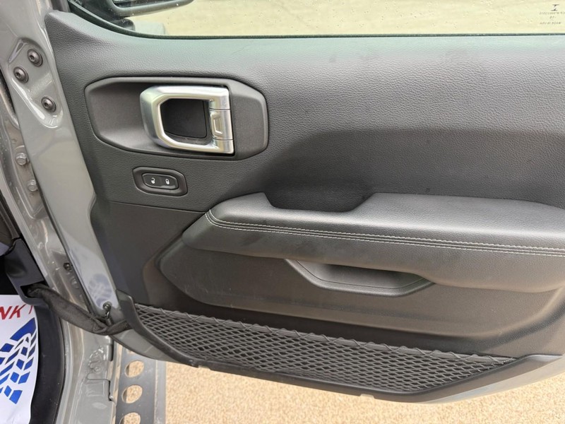 Jeep Wrangler Vehicle Full-screen Gallery Image 12