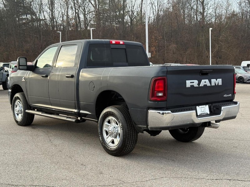 Ram 2500 Vehicle Full-screen Gallery Image 3