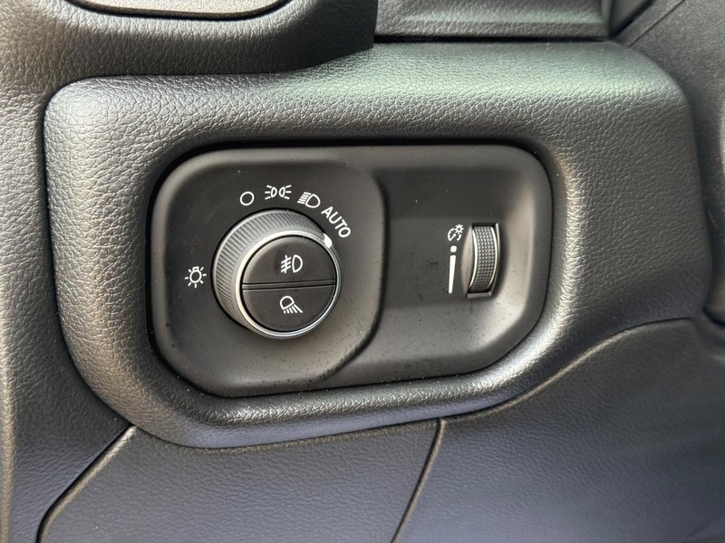 Ram 2500 Vehicle Full-screen Gallery Image 16