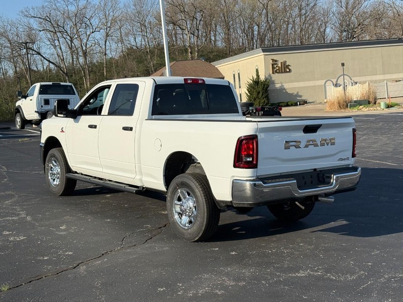 Ram 2500 Vehicle Full-screen Gallery Image 3