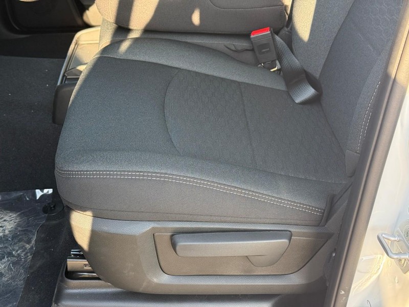 Ram 2500 Vehicle Full-screen Gallery Image 12