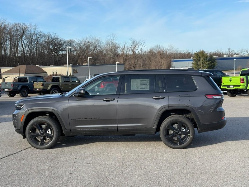 Jeep Grand Cherokee L Vehicle Full-screen Gallery Image 2
