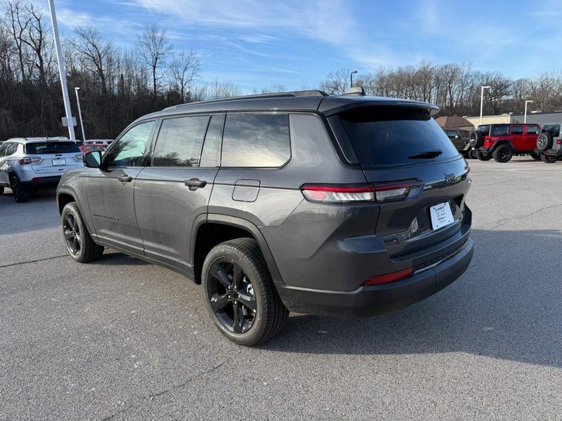 Jeep Grand Cherokee L Vehicle Full-screen Gallery Image 3