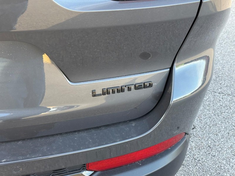 Jeep Grand Cherokee L Vehicle Full-screen Gallery Image 5