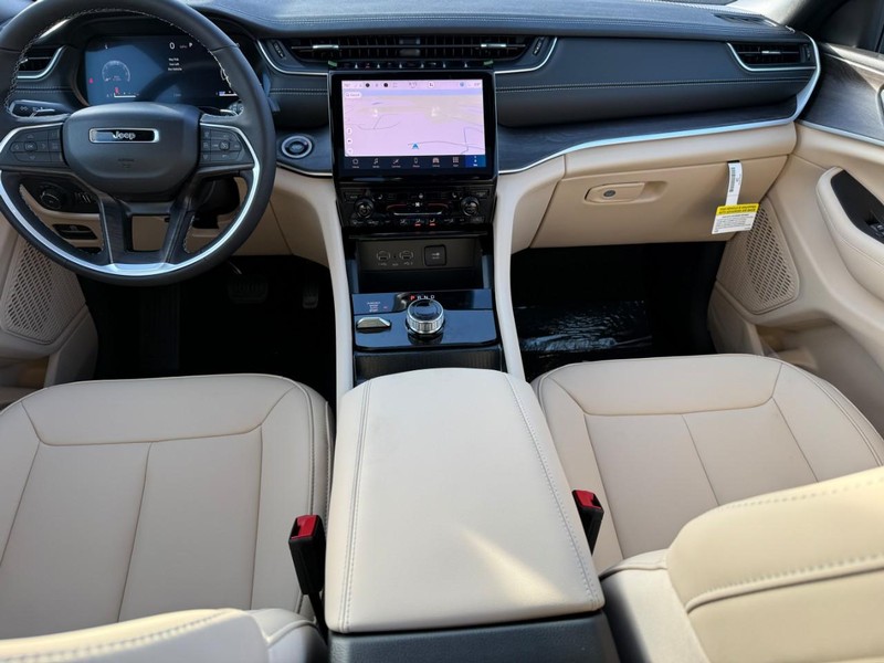 Jeep Grand Cherokee L Vehicle Full-screen Gallery Image 8