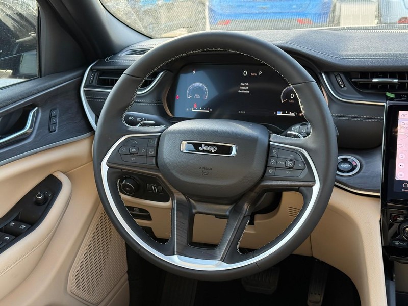 Jeep Grand Cherokee L Vehicle Full-screen Gallery Image 9