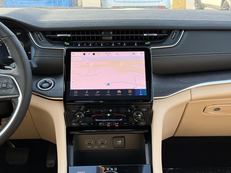 Jeep Grand Cherokee L Vehicle Full-screen Gallery Image 10