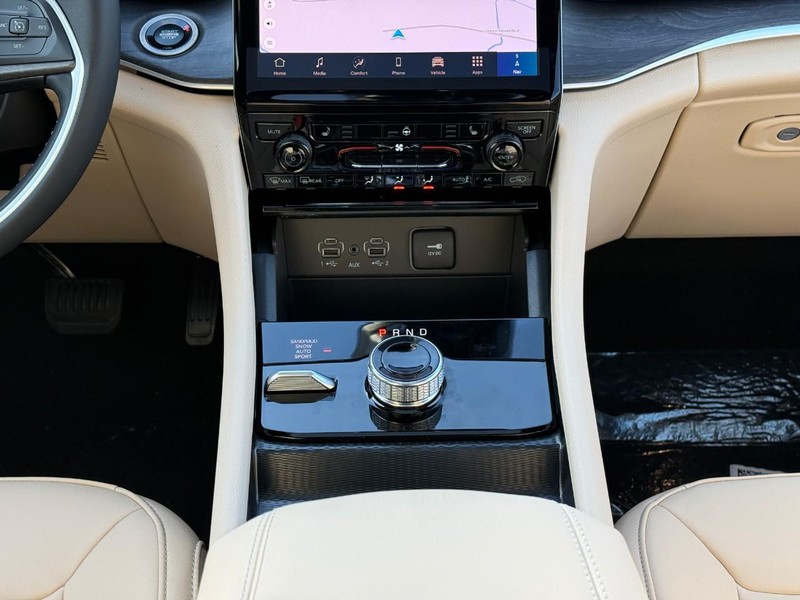 Jeep Grand Cherokee L Vehicle Full-screen Gallery Image 12