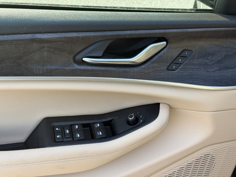 Jeep Grand Cherokee L Vehicle Full-screen Gallery Image 13