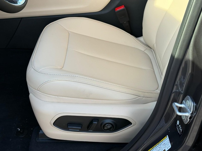 Jeep Grand Cherokee L Vehicle Full-screen Gallery Image 15