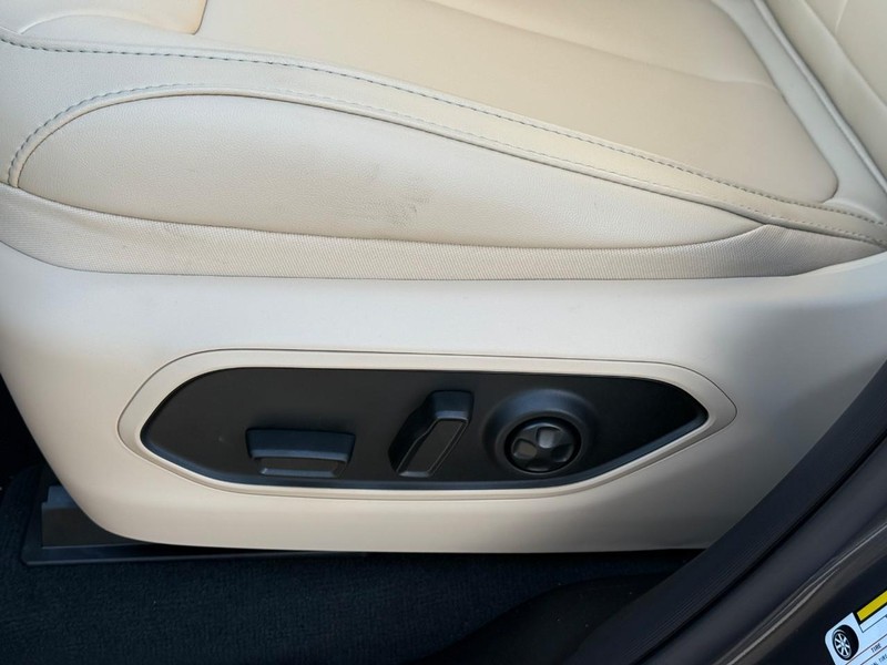 Jeep Grand Cherokee L Vehicle Full-screen Gallery Image 16