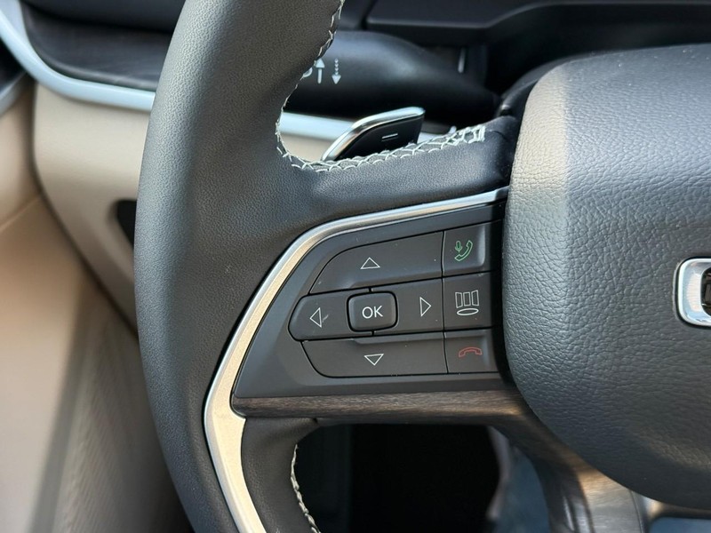 Jeep Grand Cherokee L Vehicle Full-screen Gallery Image 17