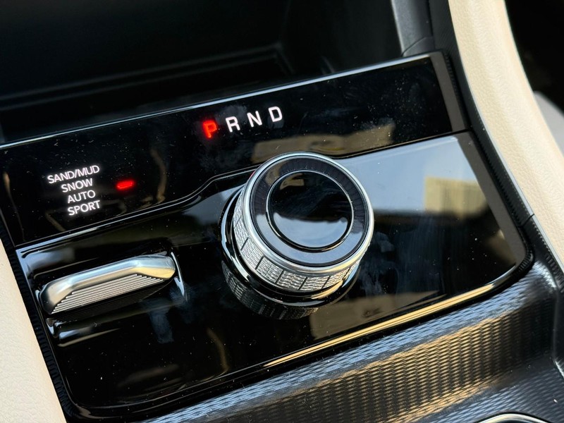 Jeep Grand Cherokee L Vehicle Full-screen Gallery Image 19