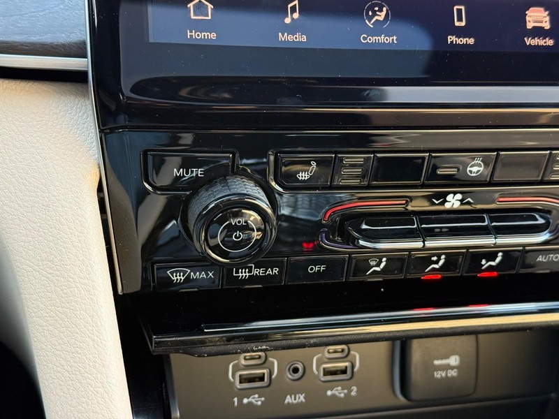 Jeep Grand Cherokee L Vehicle Full-screen Gallery Image 20