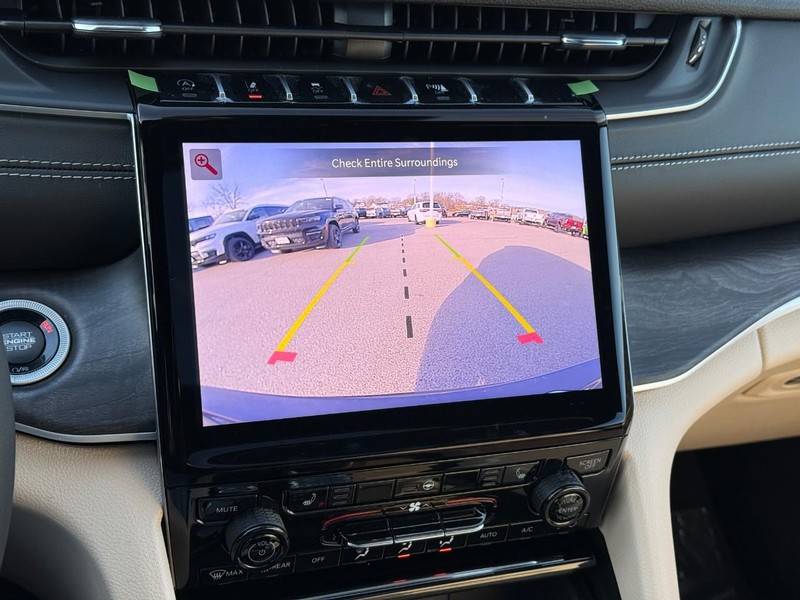 Jeep Grand Cherokee L Vehicle Full-screen Gallery Image 21