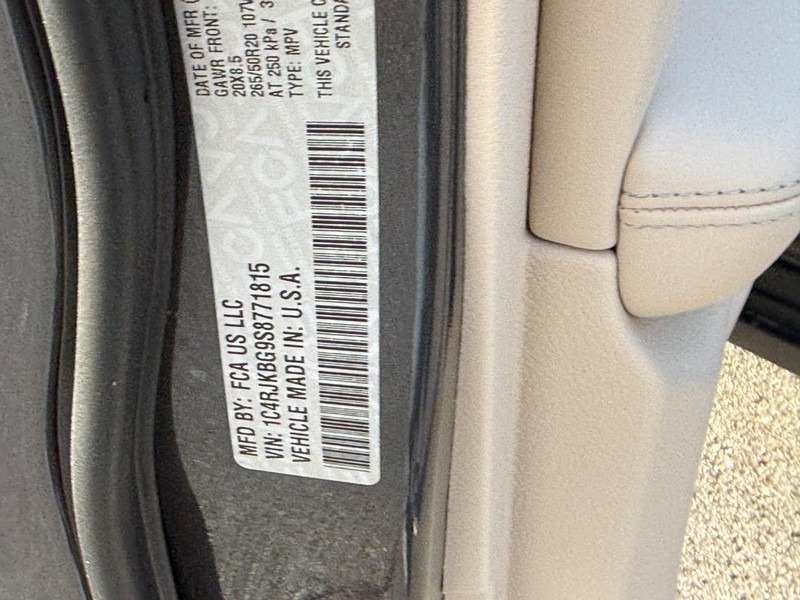 Jeep Grand Cherokee L Vehicle Full-screen Gallery Image 22