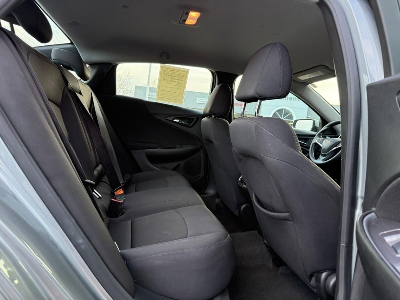 Chevrolet Malibu Vehicle Full-screen Gallery Image 11