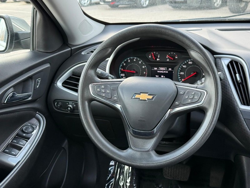Chevrolet Malibu Vehicle Full-screen Gallery Image 13