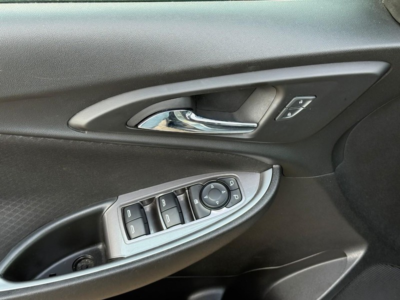 Chevrolet Malibu Vehicle Full-screen Gallery Image 16