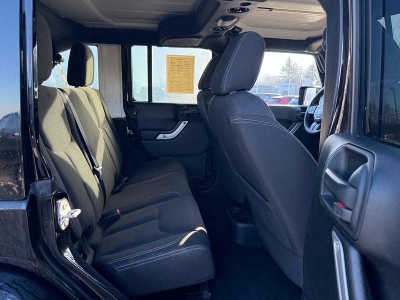Jeep Wrangler Unlimited Vehicle Full-screen Gallery Image 11