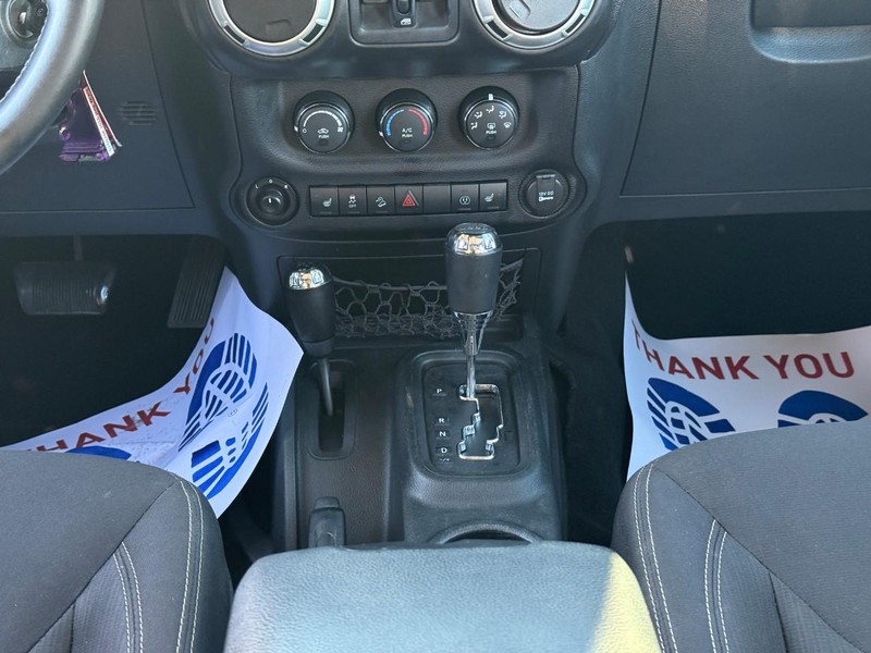 Jeep Wrangler Unlimited Vehicle Full-screen Gallery Image 16