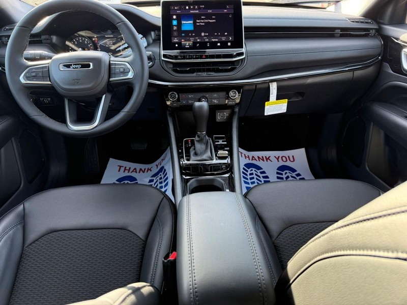 Jeep Compass Vehicle Full-screen Gallery Image 6