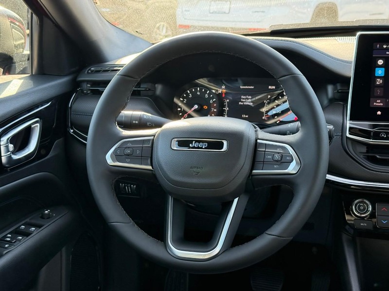 Jeep Compass Vehicle Full-screen Gallery Image 7