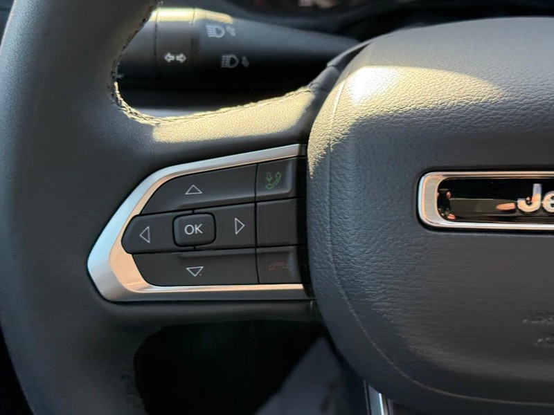 Jeep Compass Vehicle Full-screen Gallery Image 12