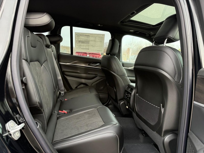 Jeep Grand Cherokee Vehicle Full-screen Gallery Image 5