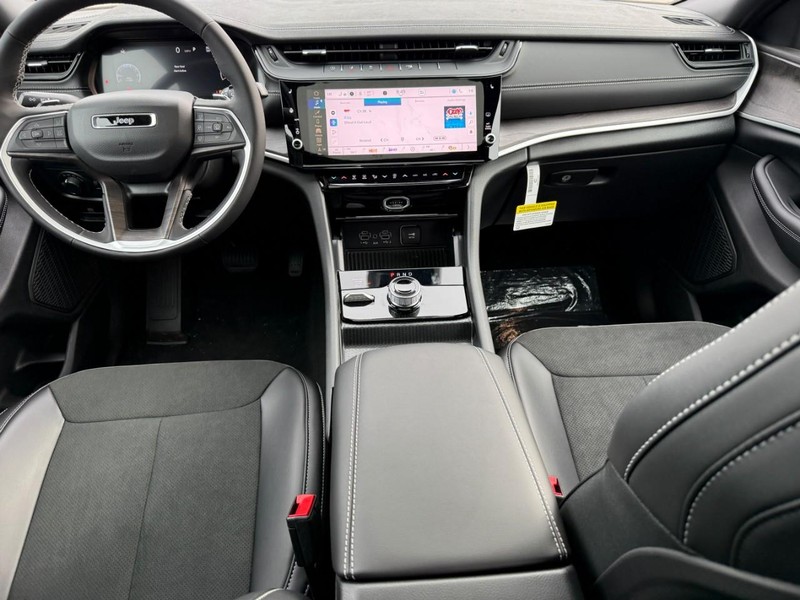 Jeep Grand Cherokee Vehicle Full-screen Gallery Image 6