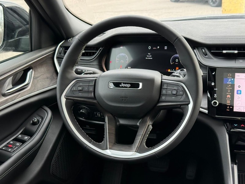 Jeep Grand Cherokee Vehicle Full-screen Gallery Image 7