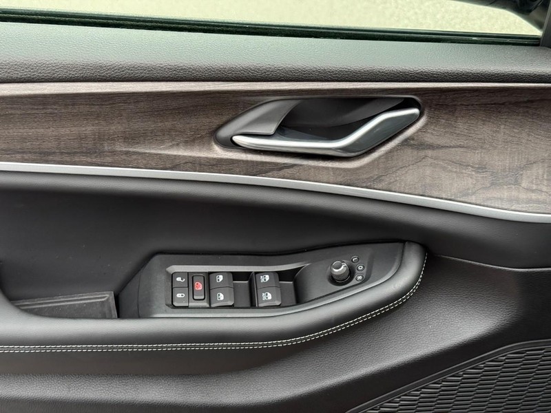 Jeep Grand Cherokee Vehicle Full-screen Gallery Image 11