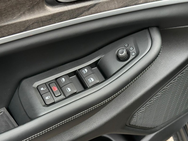 Jeep Grand Cherokee Vehicle Full-screen Gallery Image 12