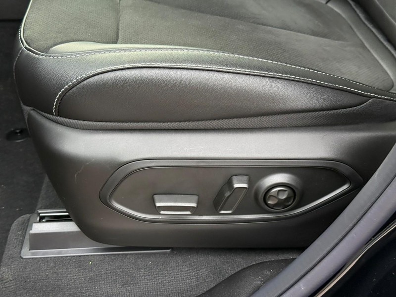 Jeep Grand Cherokee Vehicle Full-screen Gallery Image 14