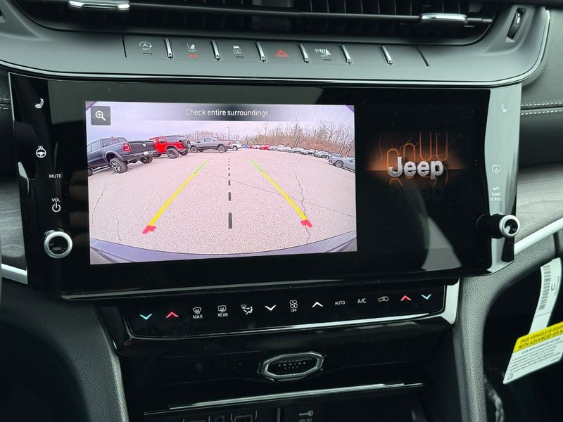 Jeep Grand Cherokee Vehicle Full-screen Gallery Image 18