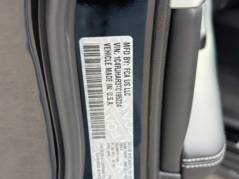 Jeep Grand Cherokee Vehicle Full-screen Gallery Image 19