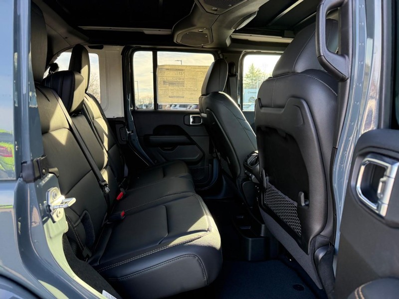 Jeep Wrangler Vehicle Full-screen Gallery Image 5