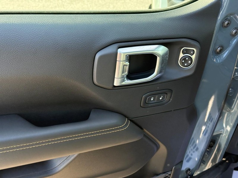 Jeep Wrangler Vehicle Full-screen Gallery Image 10