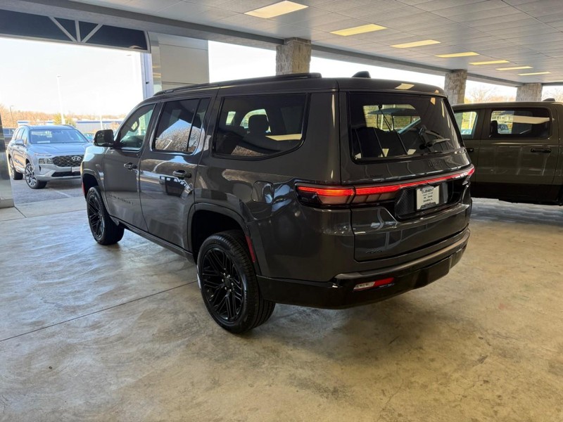Jeep Grand Wagoneer Vehicle Full-screen Gallery Image 2