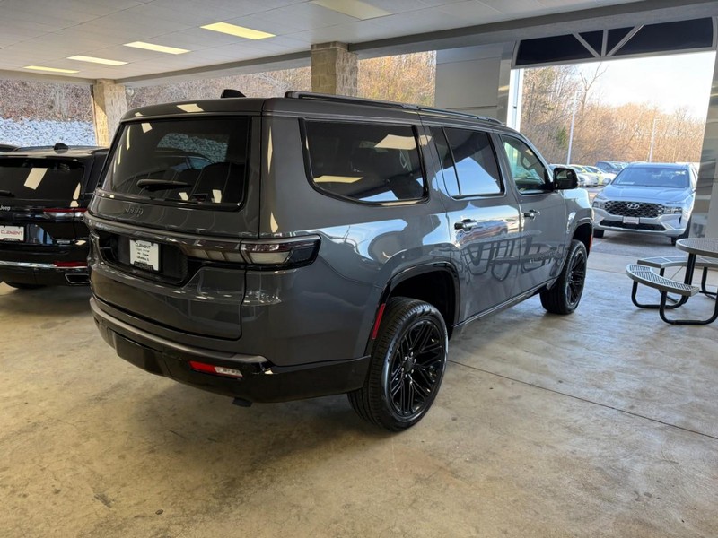 Jeep Grand Wagoneer Vehicle Full-screen Gallery Image 3
