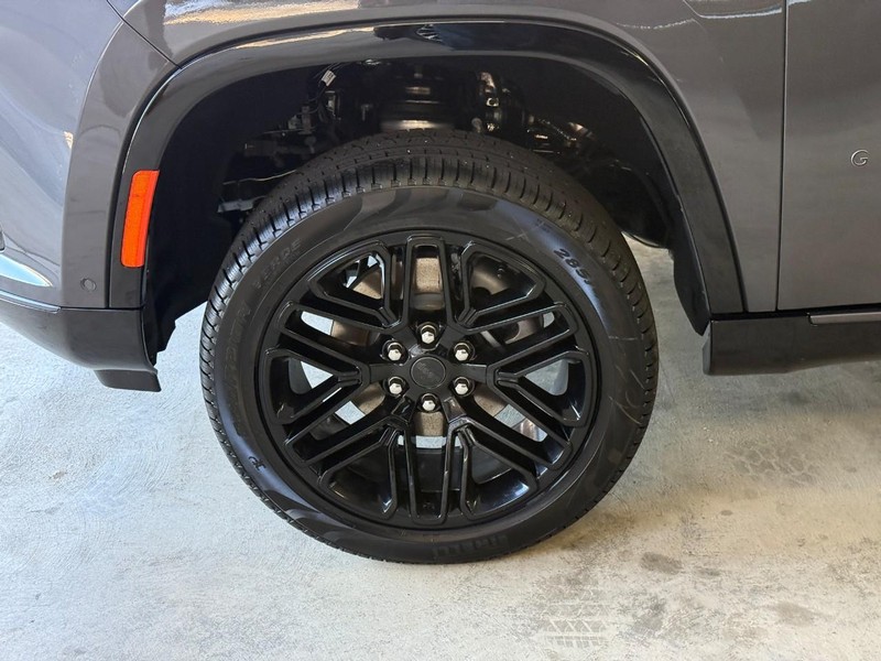 Jeep Grand Wagoneer Vehicle Full-screen Gallery Image 4