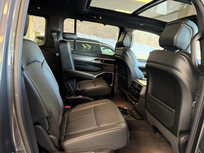 Jeep Grand Wagoneer Vehicle Full-screen Gallery Image 5