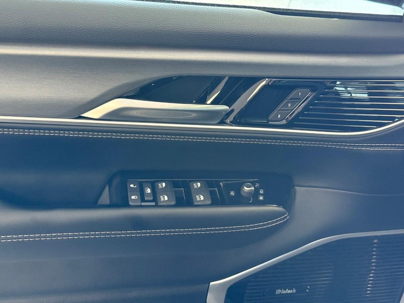 Jeep Grand Wagoneer Vehicle Full-screen Gallery Image 7