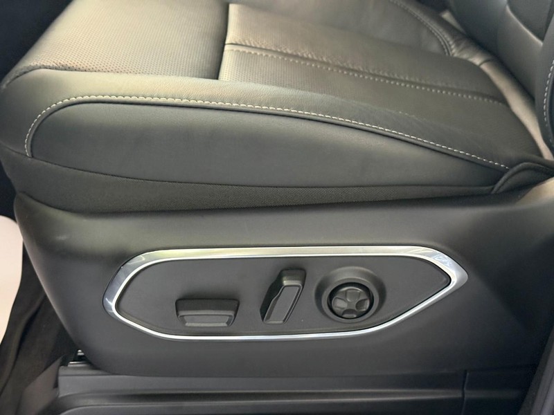 Jeep Grand Wagoneer Vehicle Full-screen Gallery Image 10