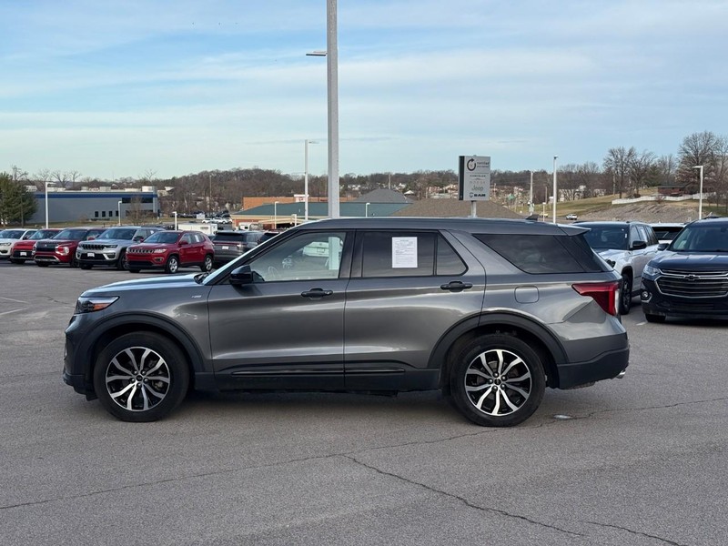 Ford Explorer Vehicle Image 03