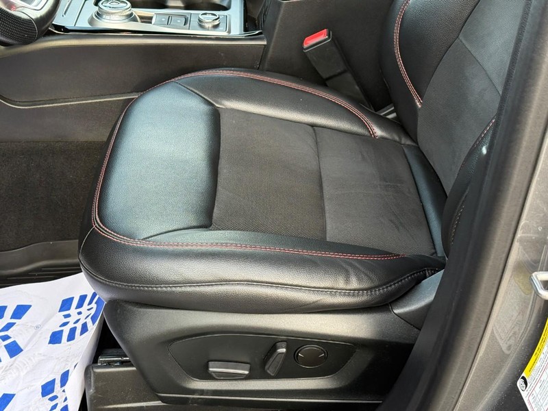 Ford Explorer Vehicle Image 21