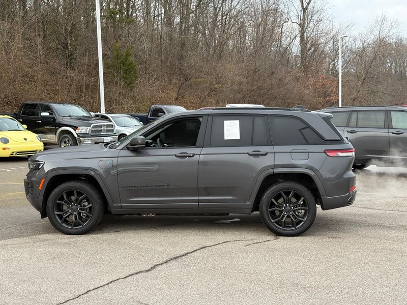 Jeep Grand Cherokee 4xe Vehicle Full-screen Gallery Image 2