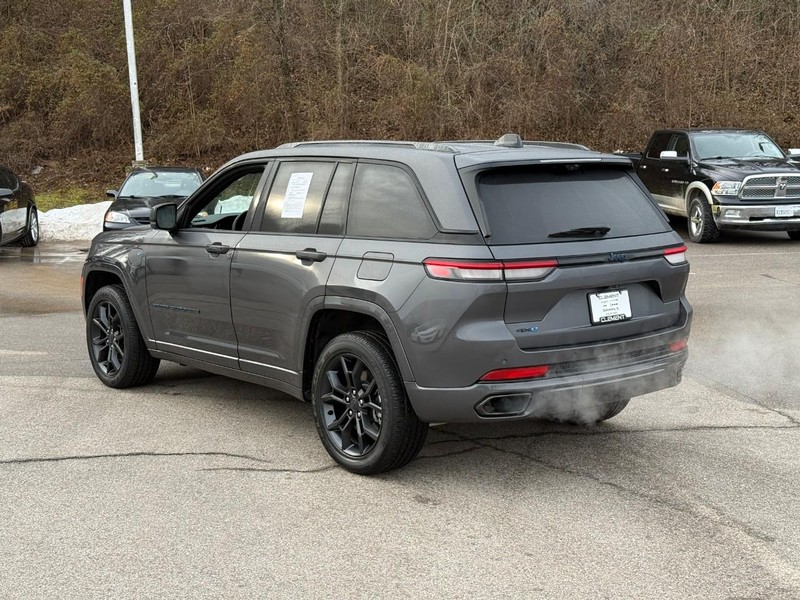 Jeep Grand Cherokee 4xe Vehicle Full-screen Gallery Image 3